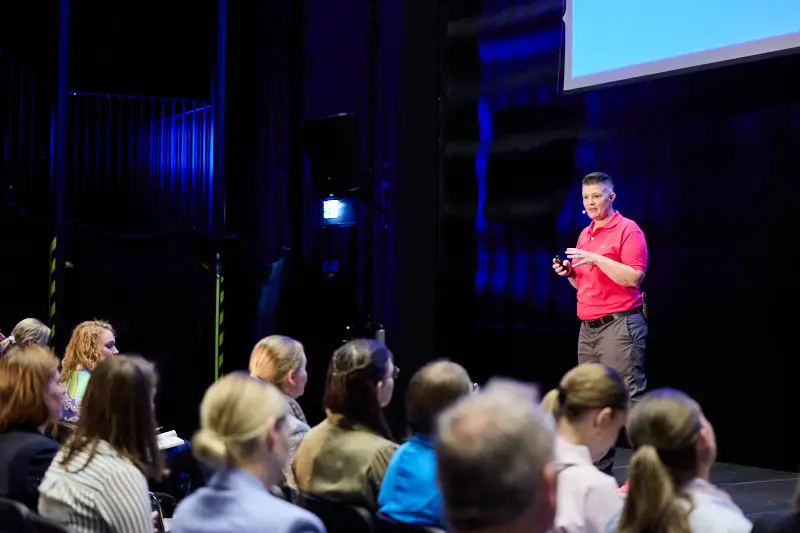 LINKEDIN EXPERT MICHELLE J RAYMOND PRESENTING TO AN AUDIENCE LINKED SUMMIT