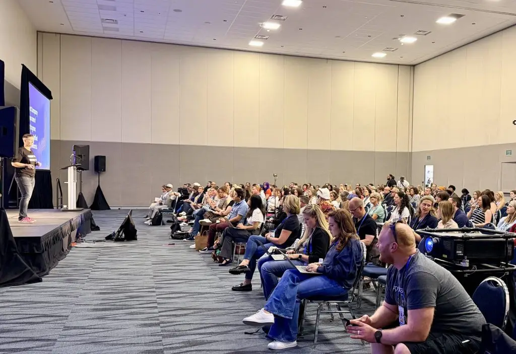 MICHELLE J RAYMOND PRESENTING TO A CROWD AT SOCIAL MEDIA MARKETING WORLD